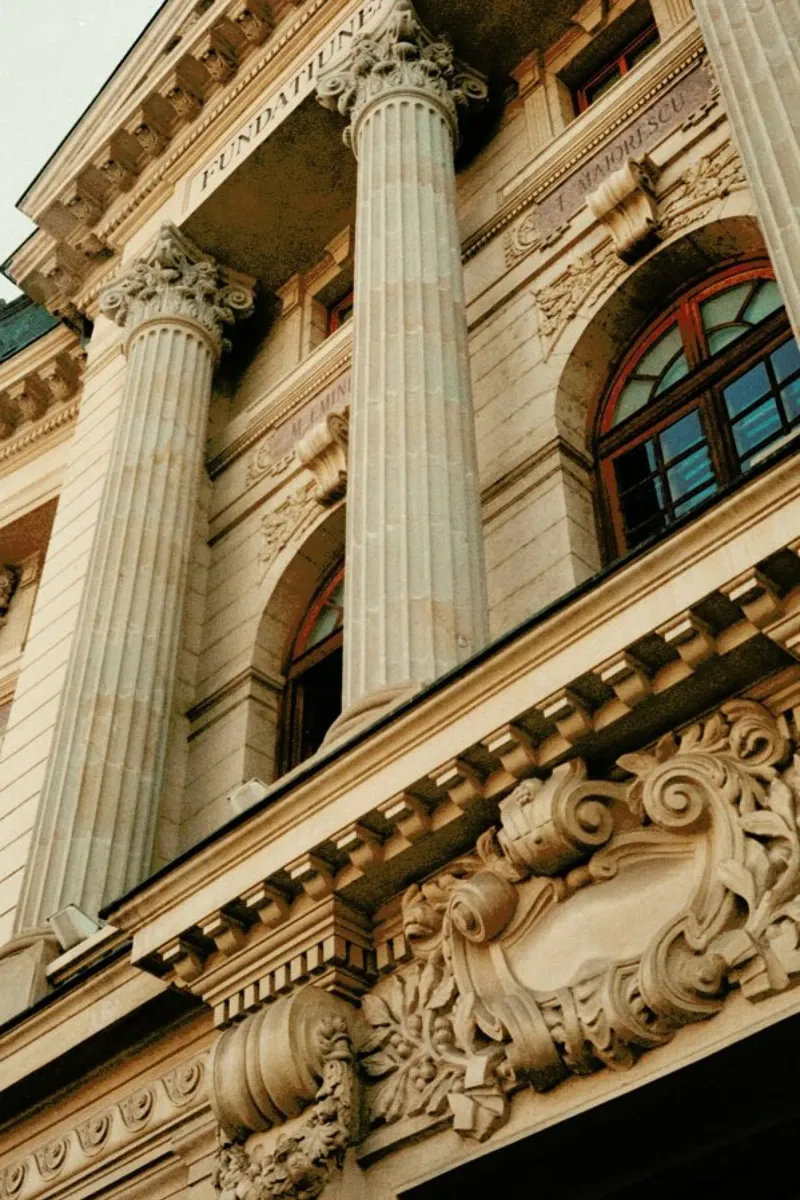 Analog Series Beautiful Columns Backlit Folie von Sebastian Hilgetag
