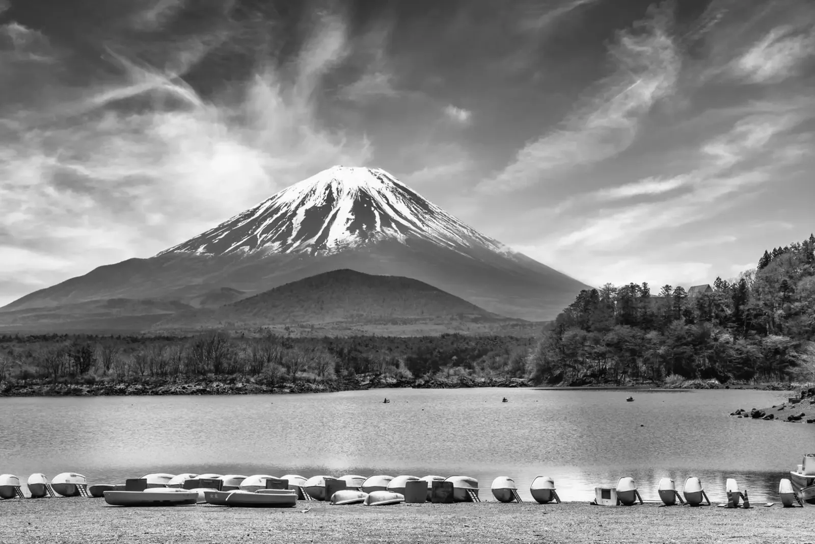 L'idilliaco lago Shoji con il maestoso monte Fuji | monocromo poster da Melanie Viola