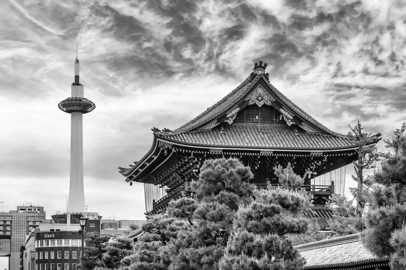 Higashi Hongan-ji Paste mit Kyoto Tower | monochrome plexiglass da Melanie Viola