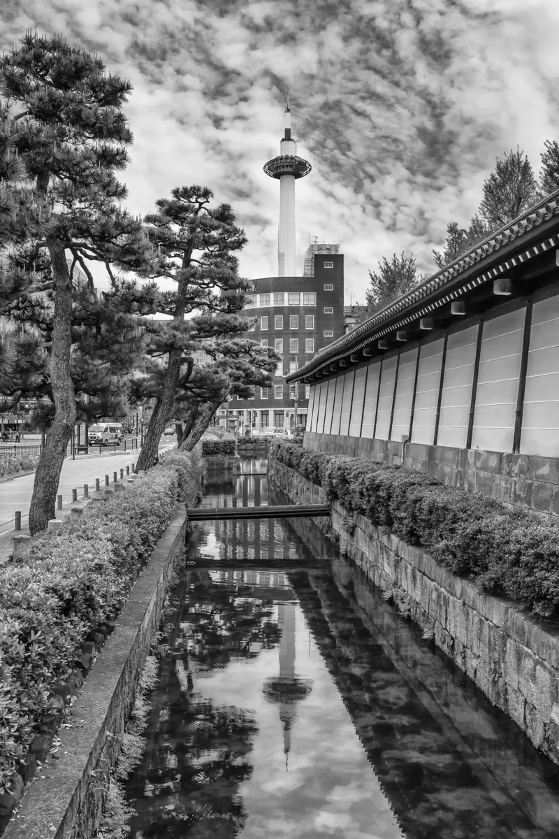 Torre di Kyoto - Riflesso nel fossato dell'Higashi Hongan-ji tela con Cornice a cassetta da Melanie Viola