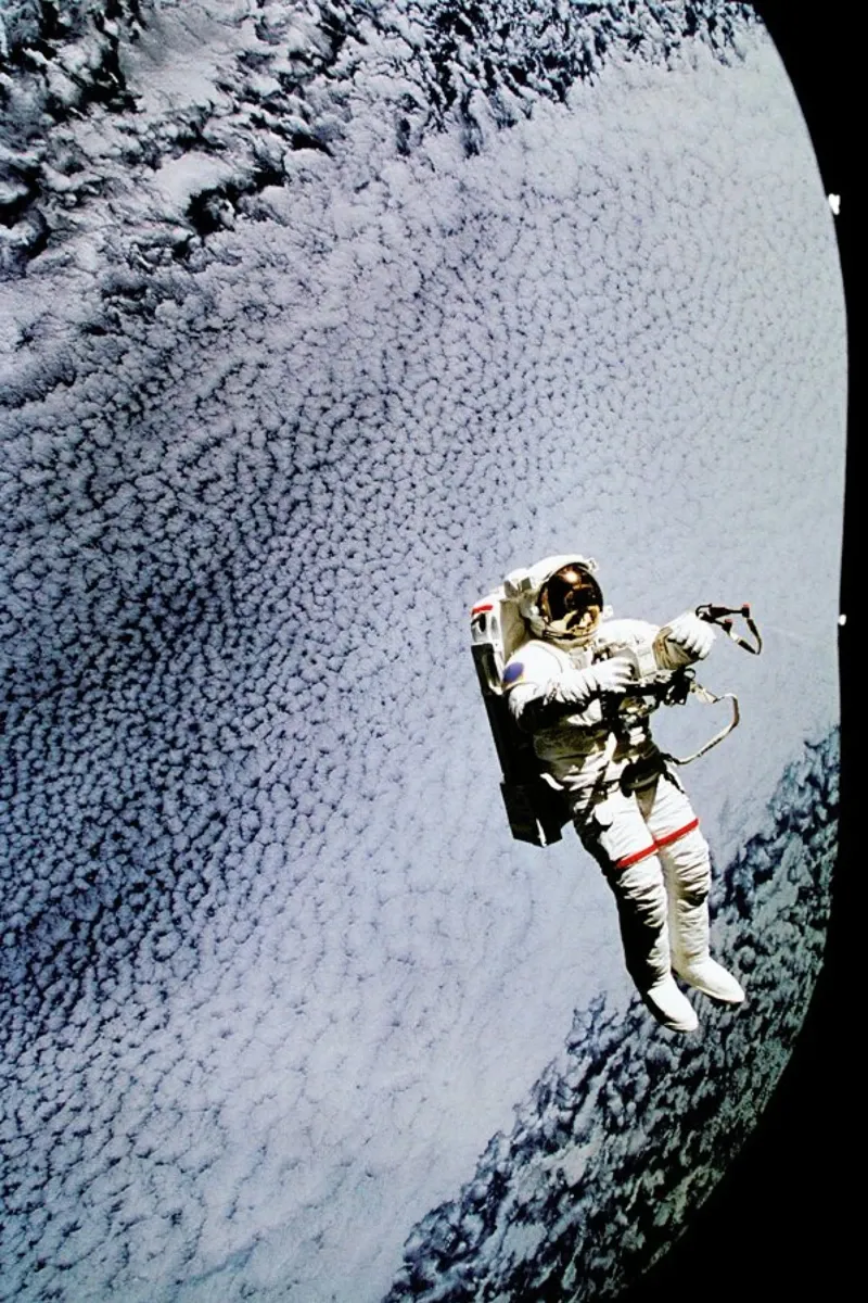 Astronaut in Space pellicola backlit da Vintage by JUNIQE