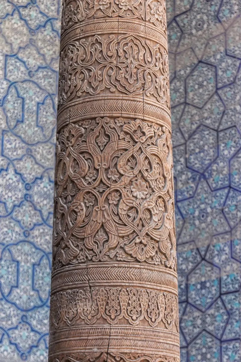Pillar and blue tiles poster con telaio in alluminio da photolovers