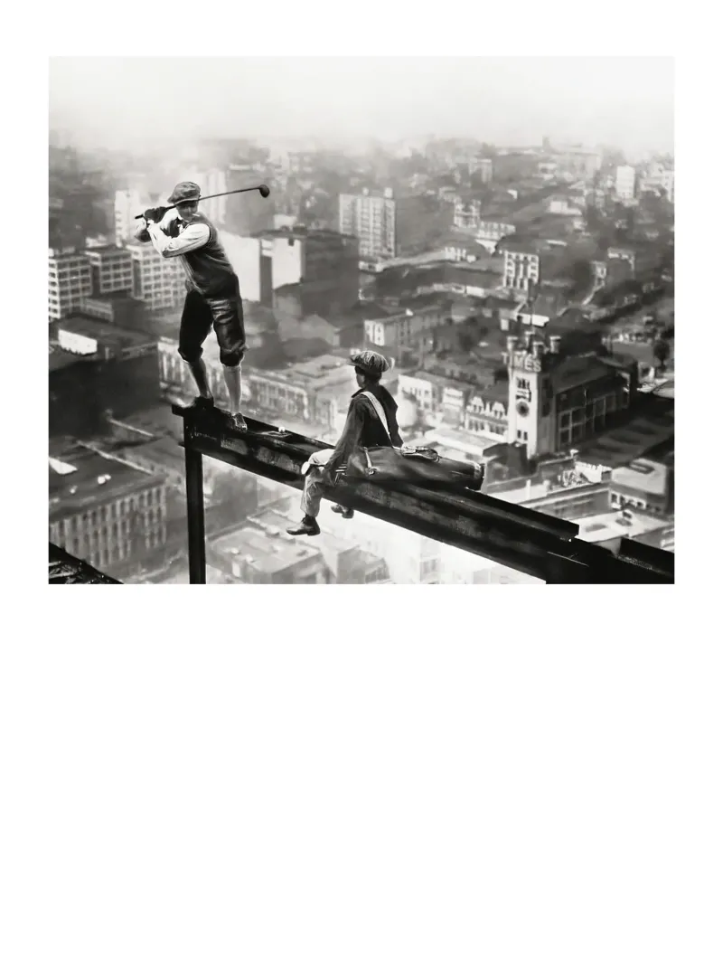 GOLF d'epoca su uno SKYSCRAPER pellicola backlit da Black And White