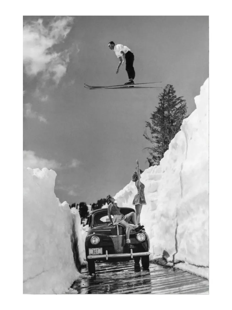 Salto con gli sci d'epoca su auto e ragazze pellicola backlit da Black And White