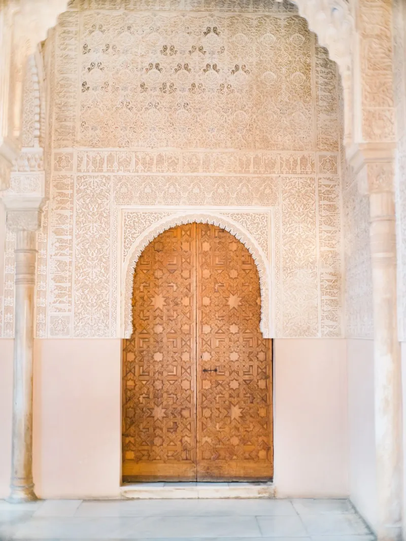 Alhambra-Tür Alu-Dibond von Raisa Zwart