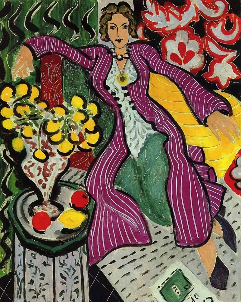 mujer sentada relajadamente con un jarrón de flores sobre la mesa metacrilato de sazkia art