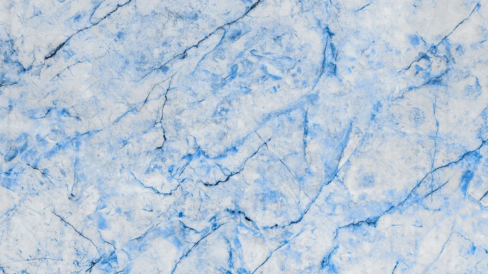 Lebendige blaue Marmorvenen - Dynamische abstrakte Wandkunst Poster mit Holzrahmen von NorwesClub