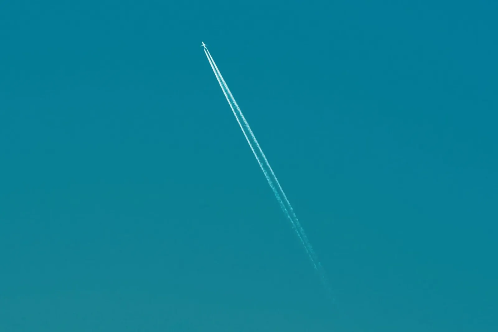 Traînée de poudre dans le ciel bleu de l'été alu dibond de KISSA STUDIO
