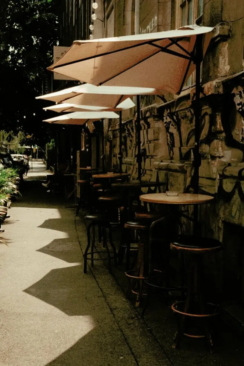 Analog Series Street Cafe pellicola backlit da Sebastian Hilgetag