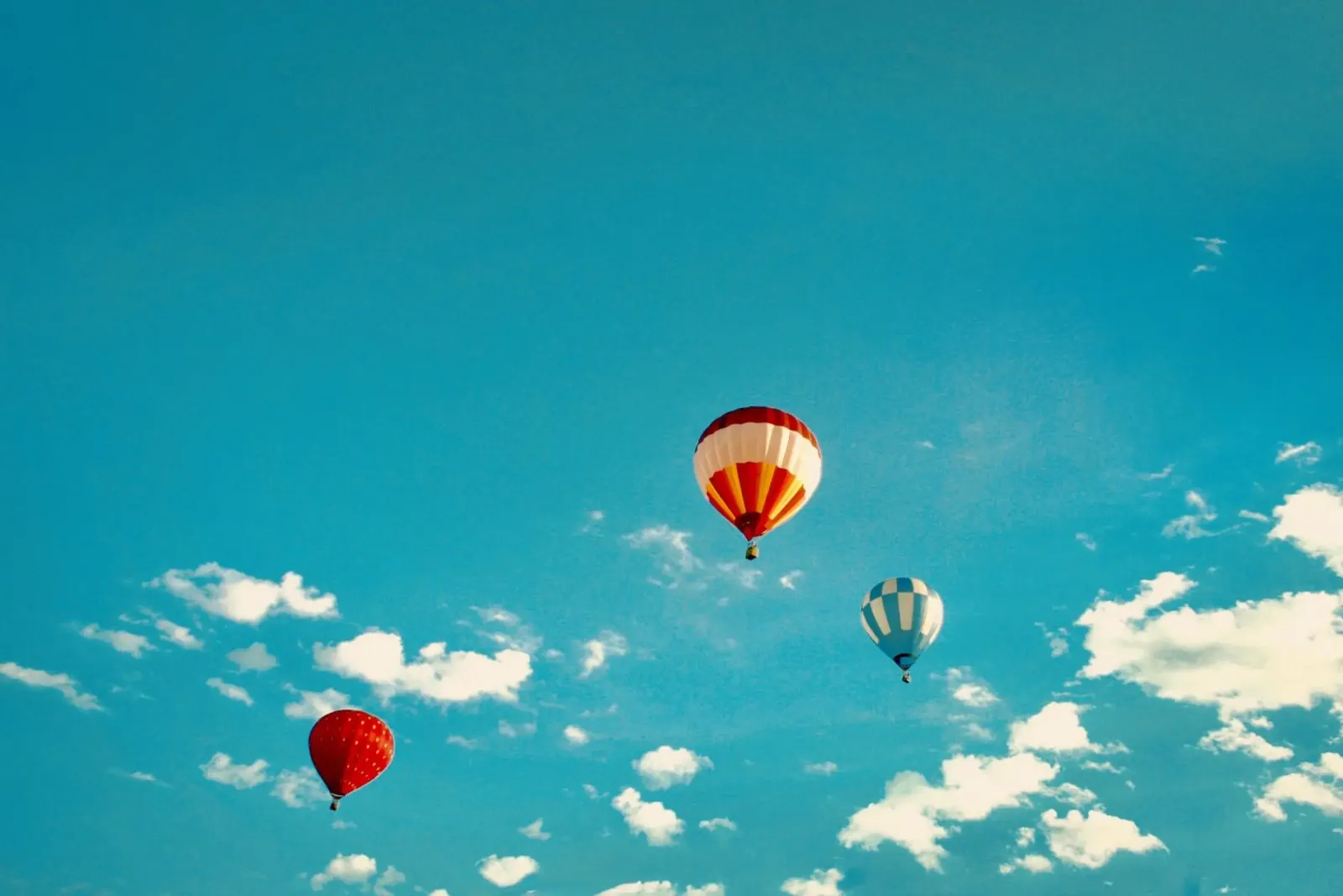 Mongolfiere nel cielo blu poster con telaio in alluminio da KISSA STUDIO