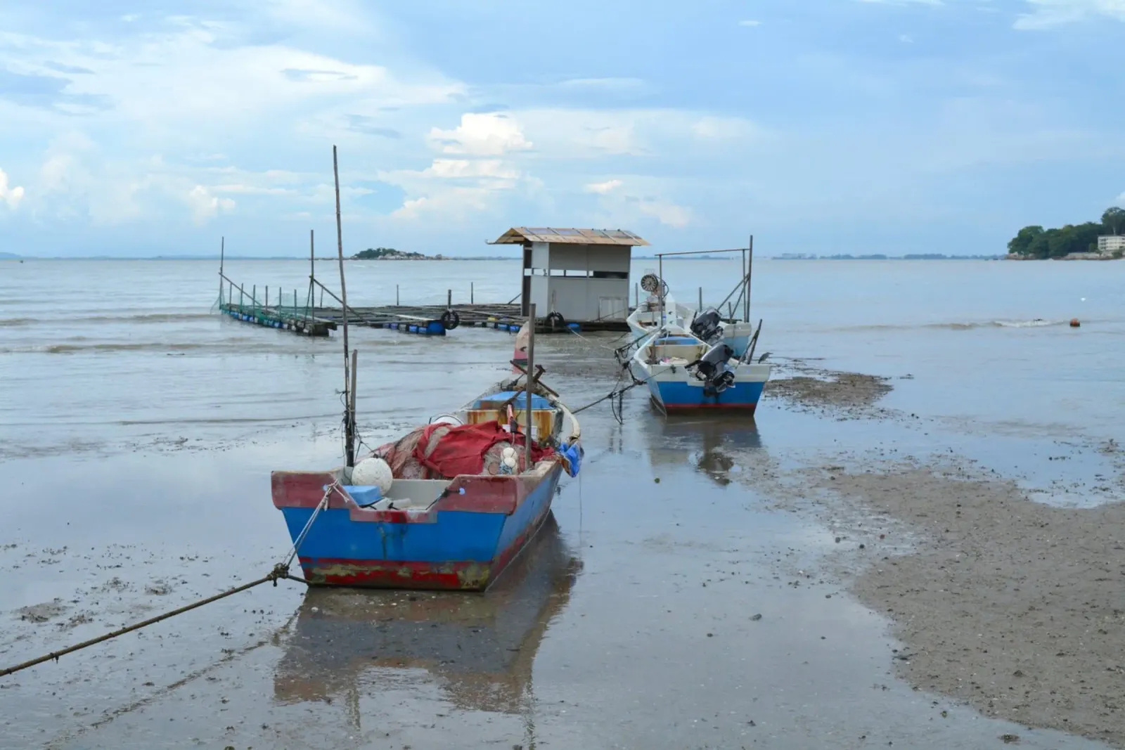 Zwei Fischerboote in der Nähe der schwimmenden Moschee in Penang Hahnemühle von byrieneke