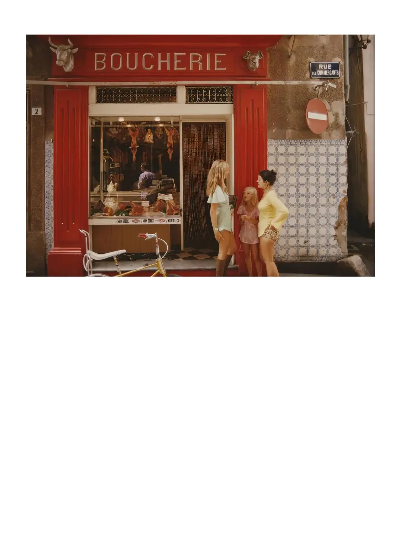 Slim Aarons Saint tropez Boucherie poster con telaio in legno da Slim Aarons Vintage
