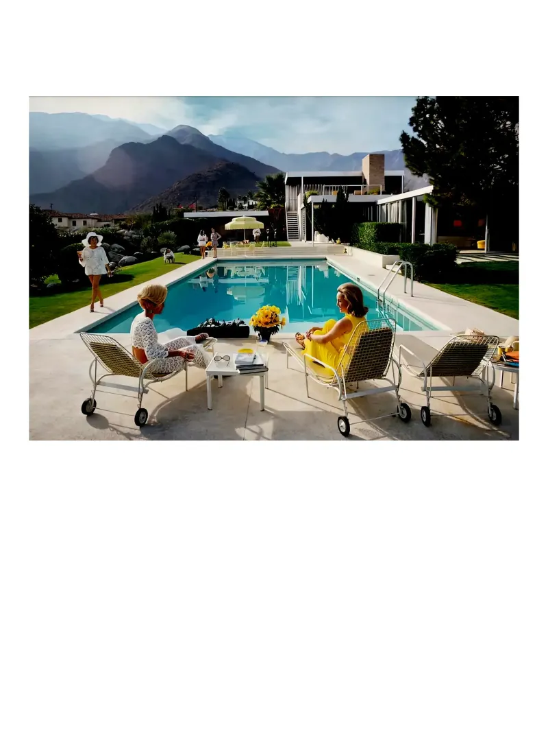 Slim aarons : les potins au bord de la piscine plexiglas de Slim Aarons Vintage