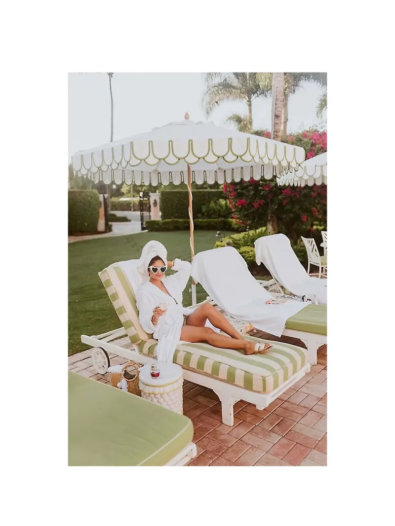 ragazze a bordo piscina poster con telaio in legno da Slim Aarons Vintage
