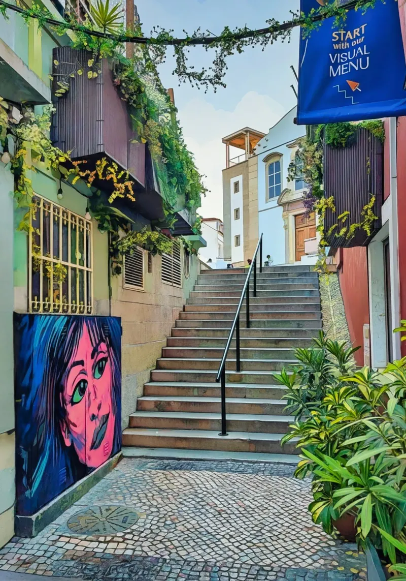 Scala urbana colorata a Cascais, Portogallo, Street Art pellicola backlit da Hecate Pim Designs