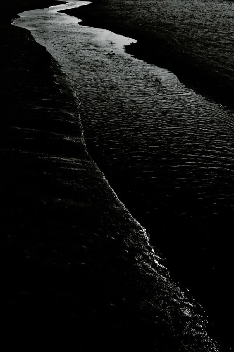Dark River I poster con telaio in legno da Tal Paz-Fridman