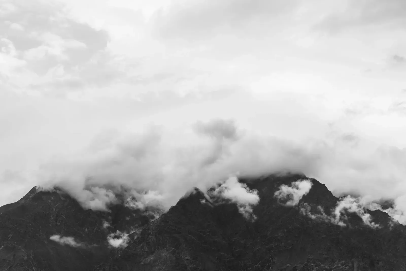 Foggy mountains pellicola backlit da photolovers