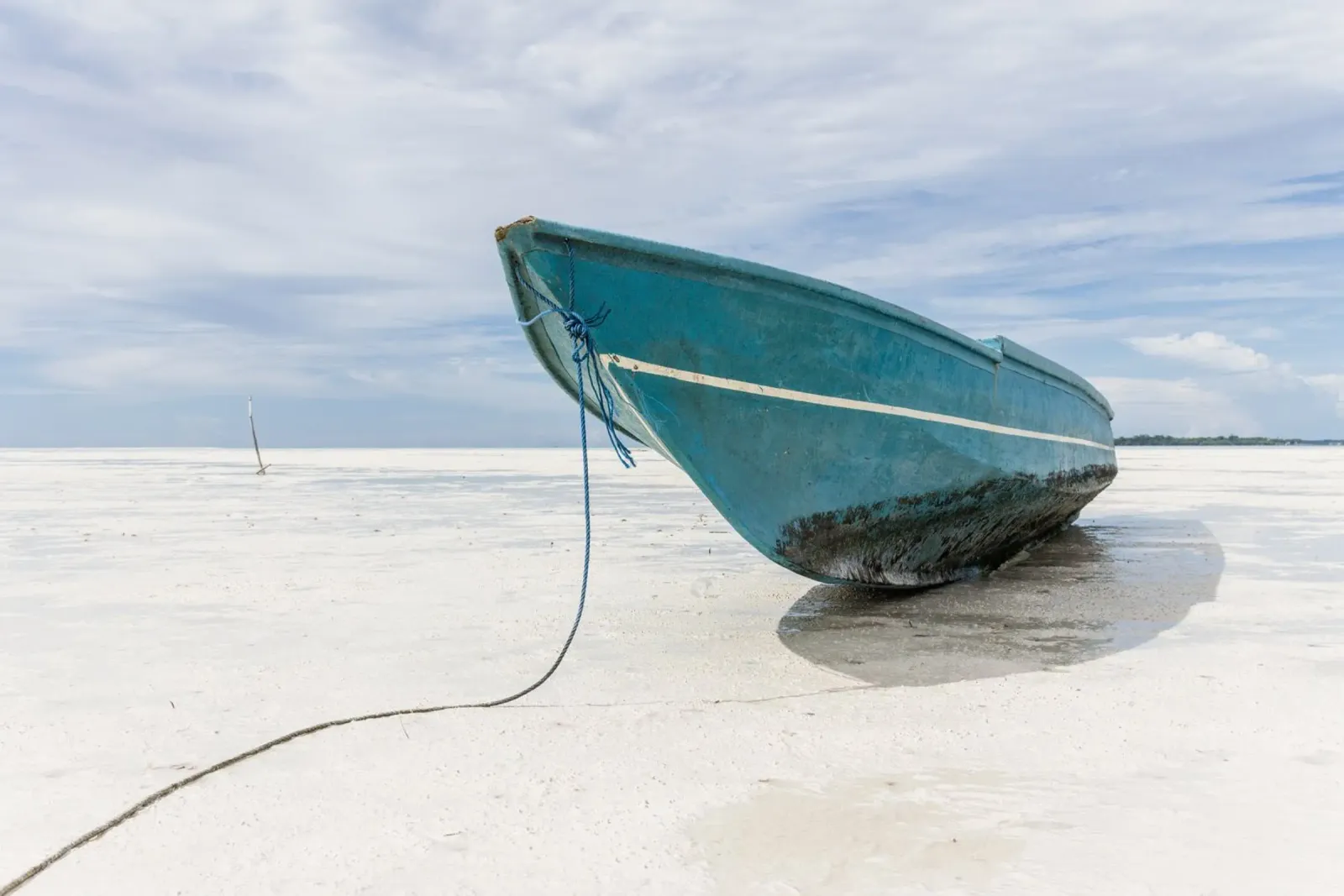 Boat on the beach in the tropics carta hahnemühle da photolovers