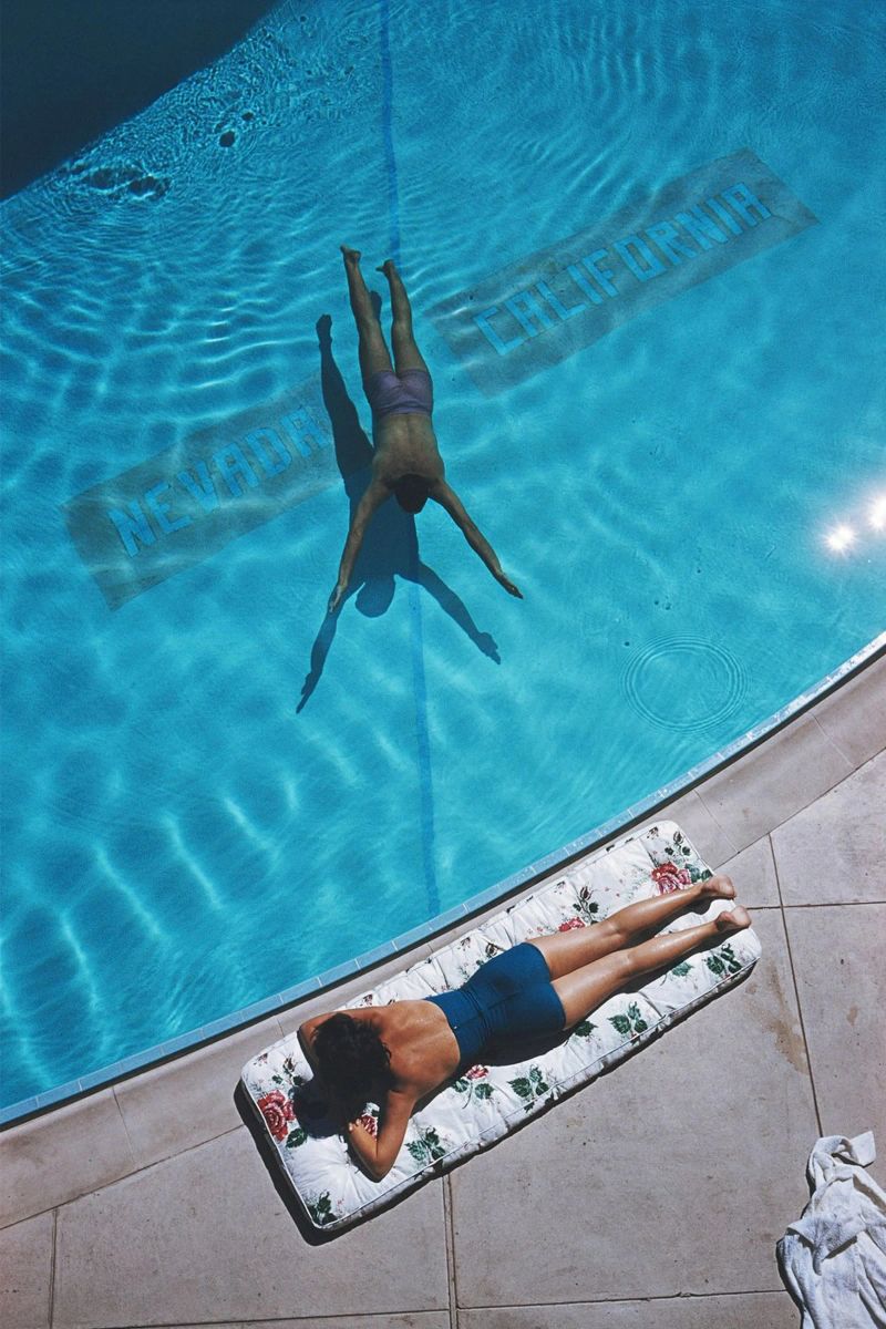 Slim Aarons - Prendere il sole in piscina carta hahnemühle da Five Stars Shop
