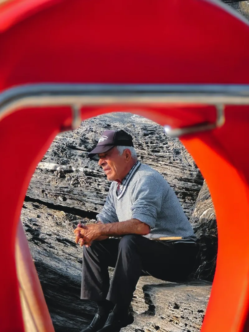L'uomo e il mare poster con telaio in legno da Thilo Grøsch