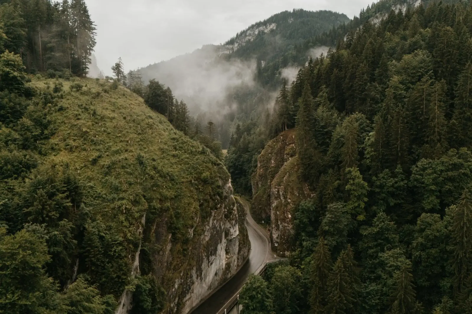 Above the Cliff Road poster met houten frame van Lena Stamm