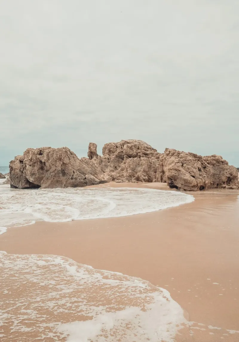 Serenidad de playa rocosa - Arte paisajístico costero lámina retroiluminada de ClubArt