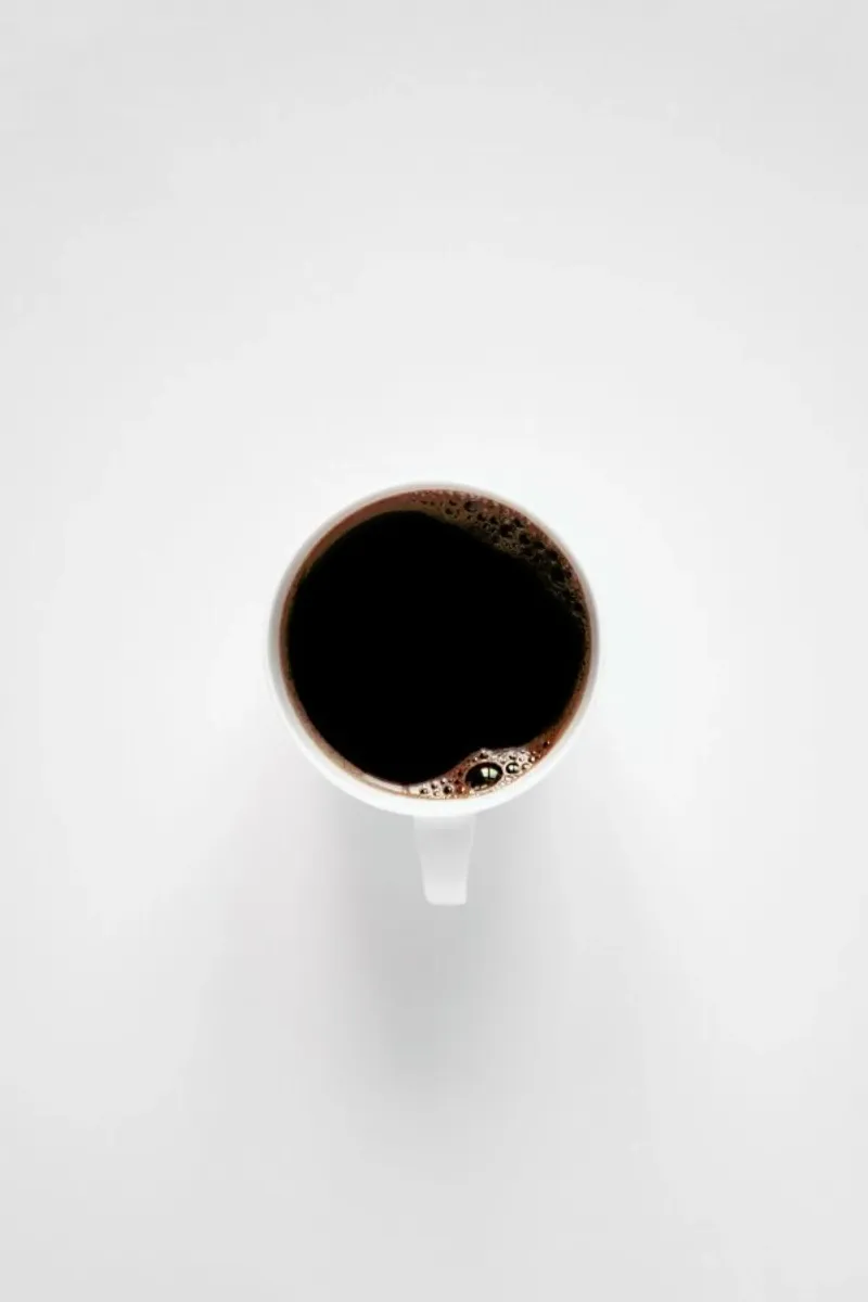 Black Coffee Loves White Minimalism poster con telaio in legno da Studio Nahili