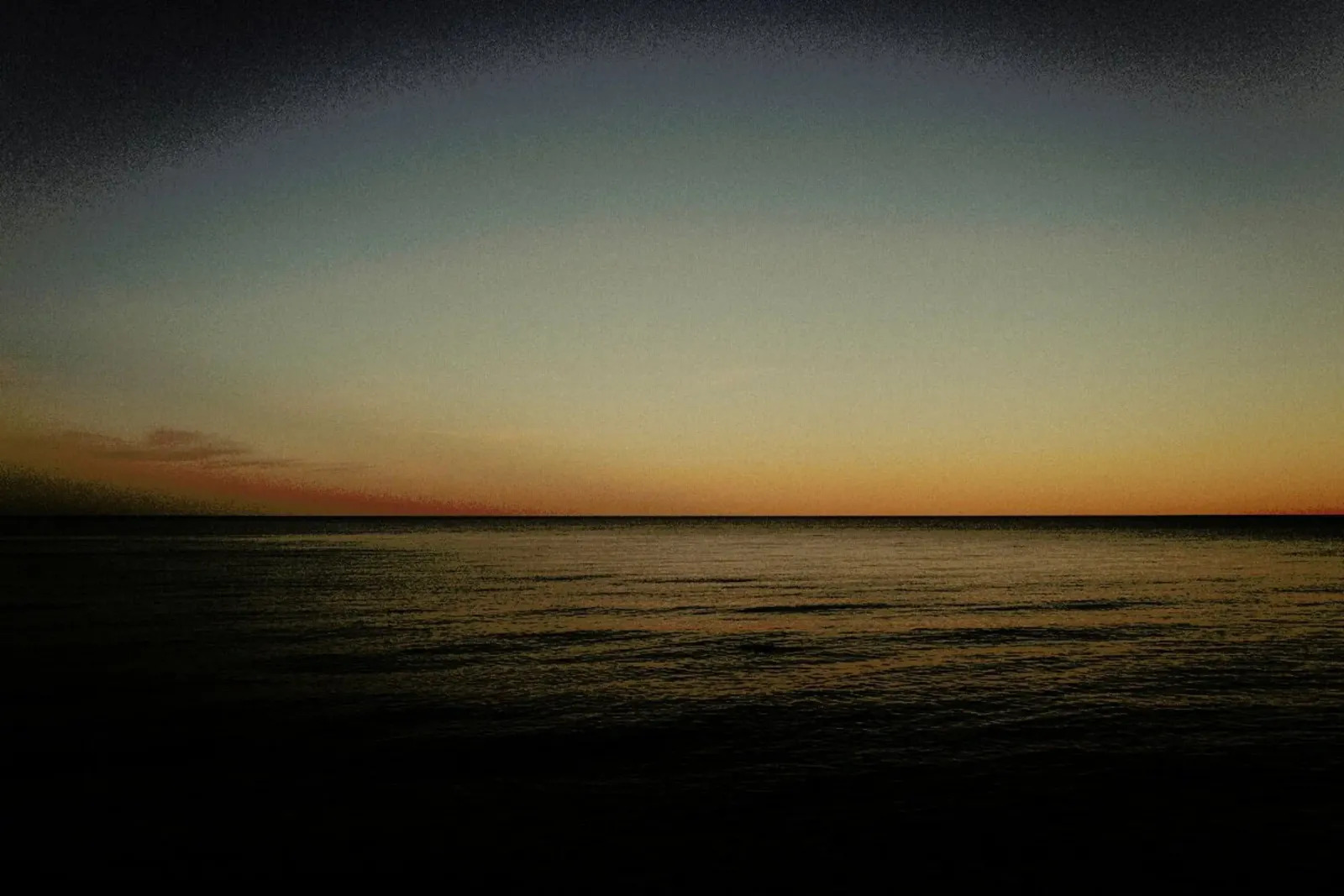 Tase of Sea Sunset II poster con marco de plástico de Philipp Reinhard