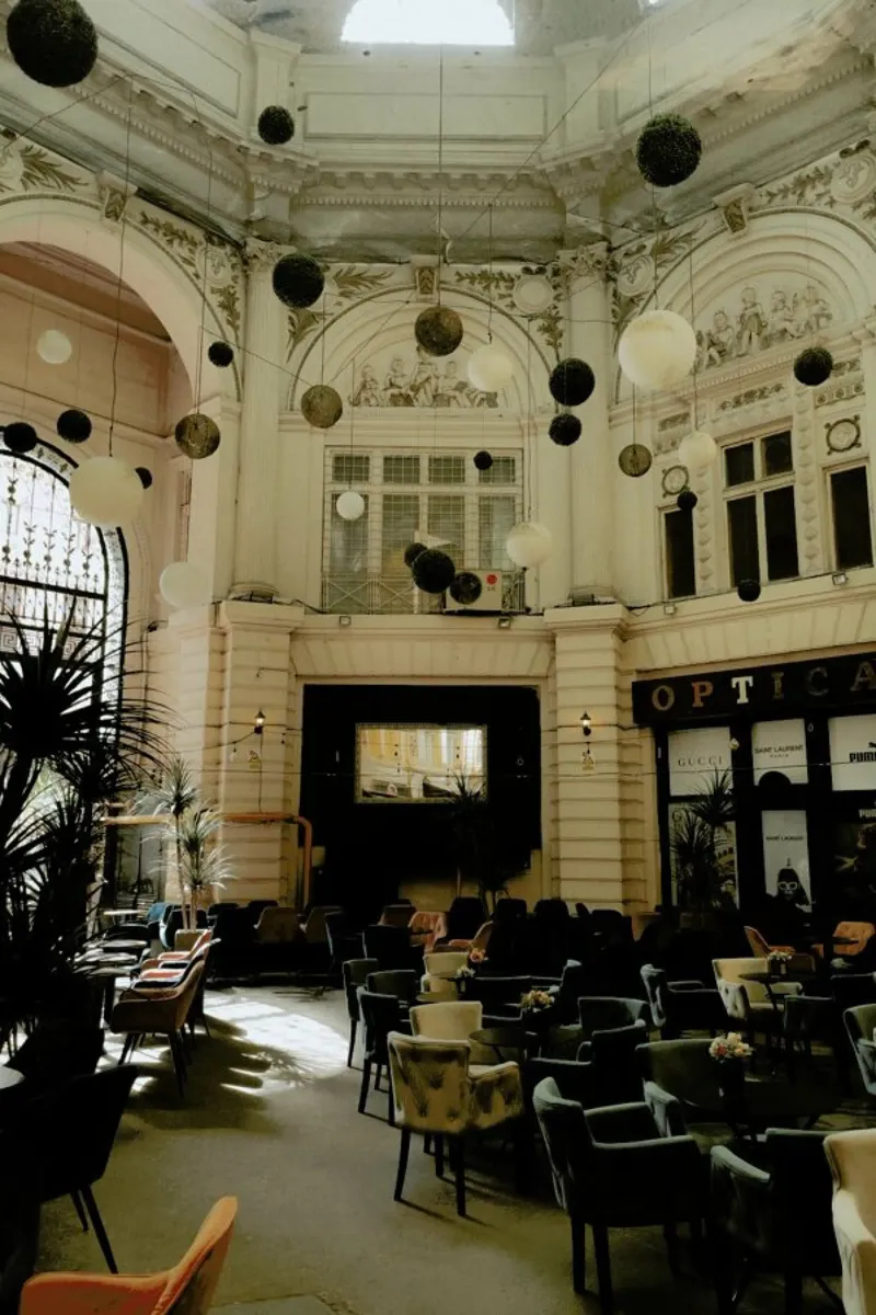 Cafe In Vintage Building pellicola backlit da Sebastian Hilgetag