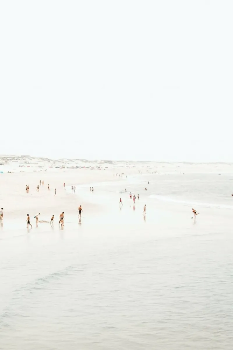Gente di spiaggia - Oceano mare minimalista poster con telaio in alluminio da Ingrid Beddoes