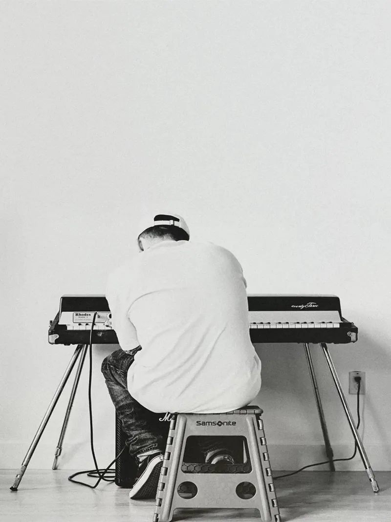 Black And White Mac Miller Playing Piano Poster carta hahnemühle da rockytamoe