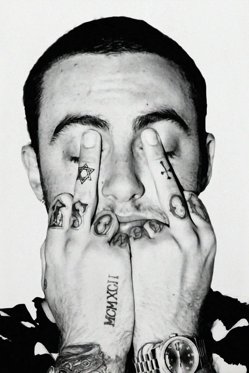 Black And White Middle Finger Mac Miller Poster pellicola backlit da rockytamoe