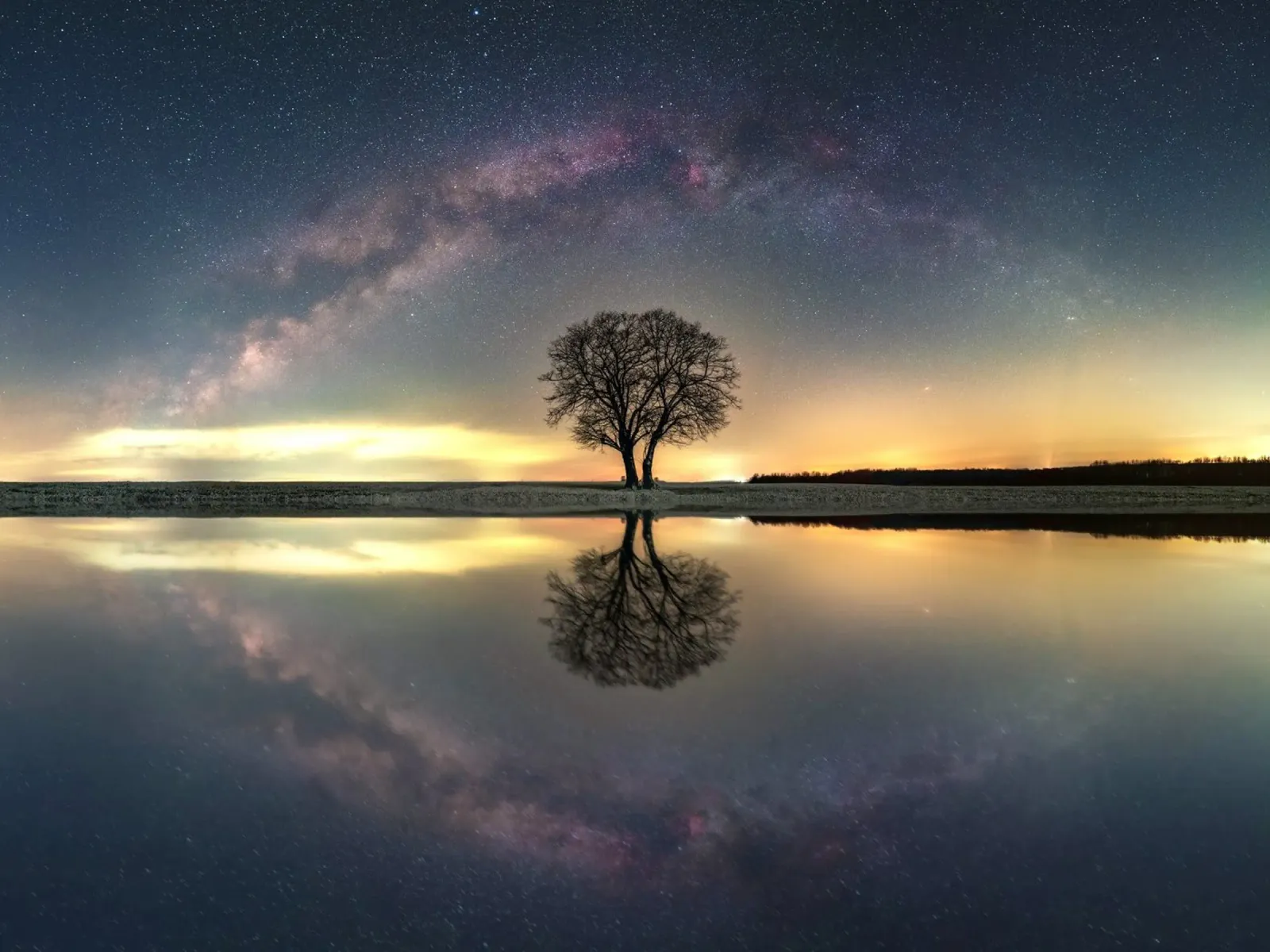 acqua calma luce di stelle pellicola backlit da space words