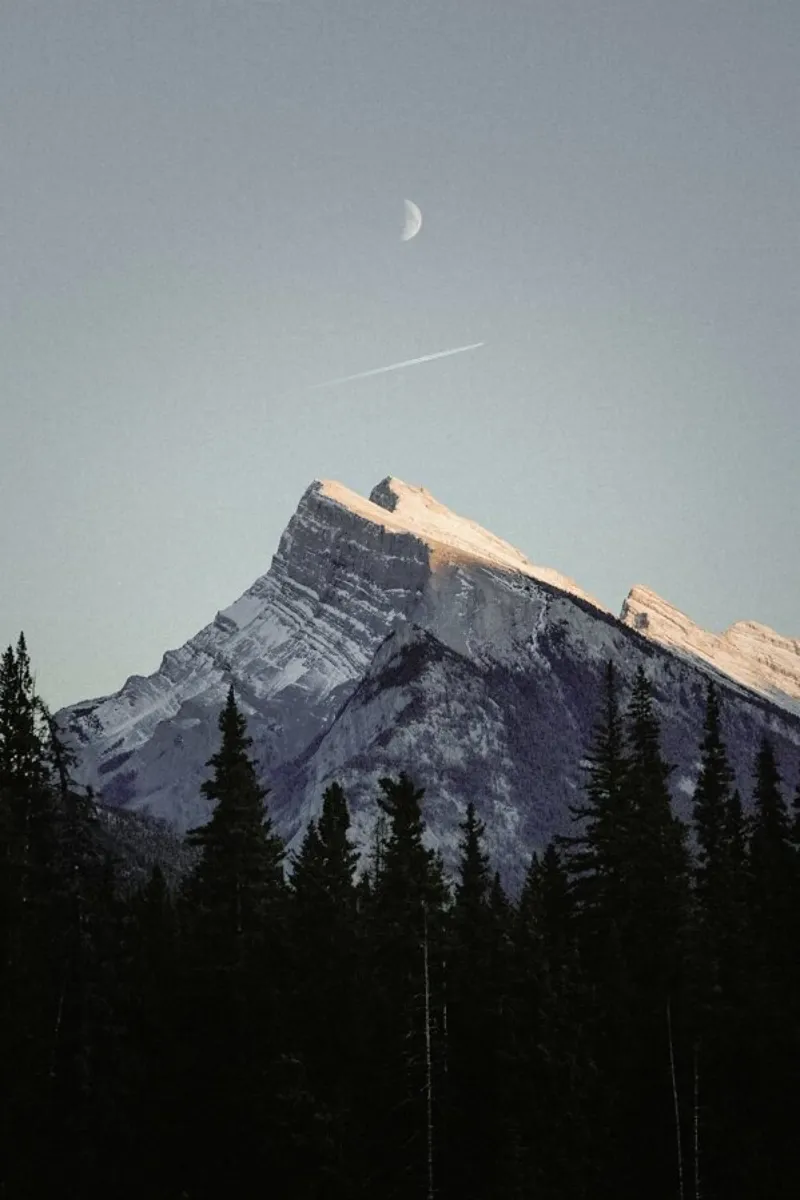 Moon Above the Mountains pellicola backlit da EyeEm Mobile GmbH