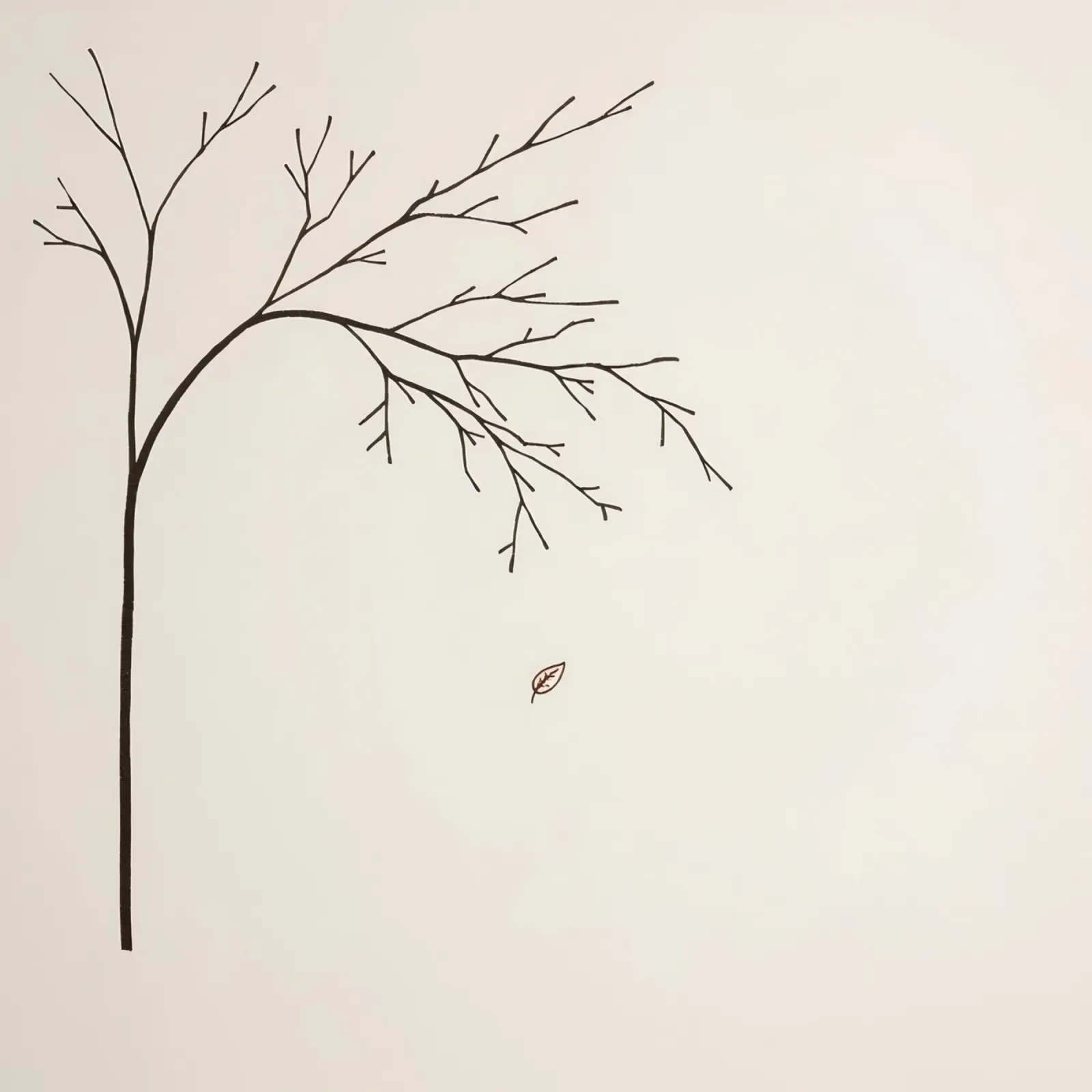 Branche d'arbre stylisée avec une seule feuille qui tombe dessin au trait hahnemühle de DesignDoodle