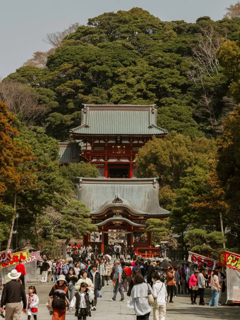 Santuario di Kamakura, Giappone poster con telaio in legno da Marcel Bisig