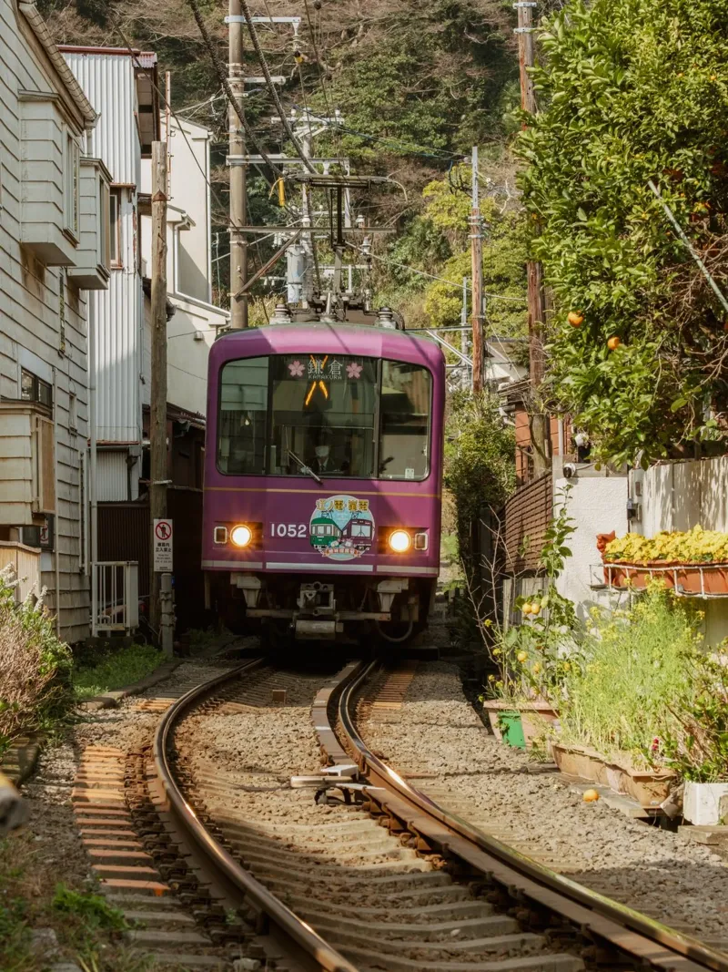 Treno a Kamakura, Giappone pellicola backlit da Marcel Bisig