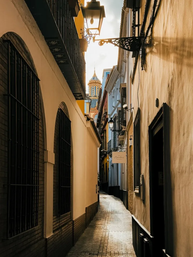 Un vicolo stretto a Siviglia pellicola backlit da Thilo Grøsch