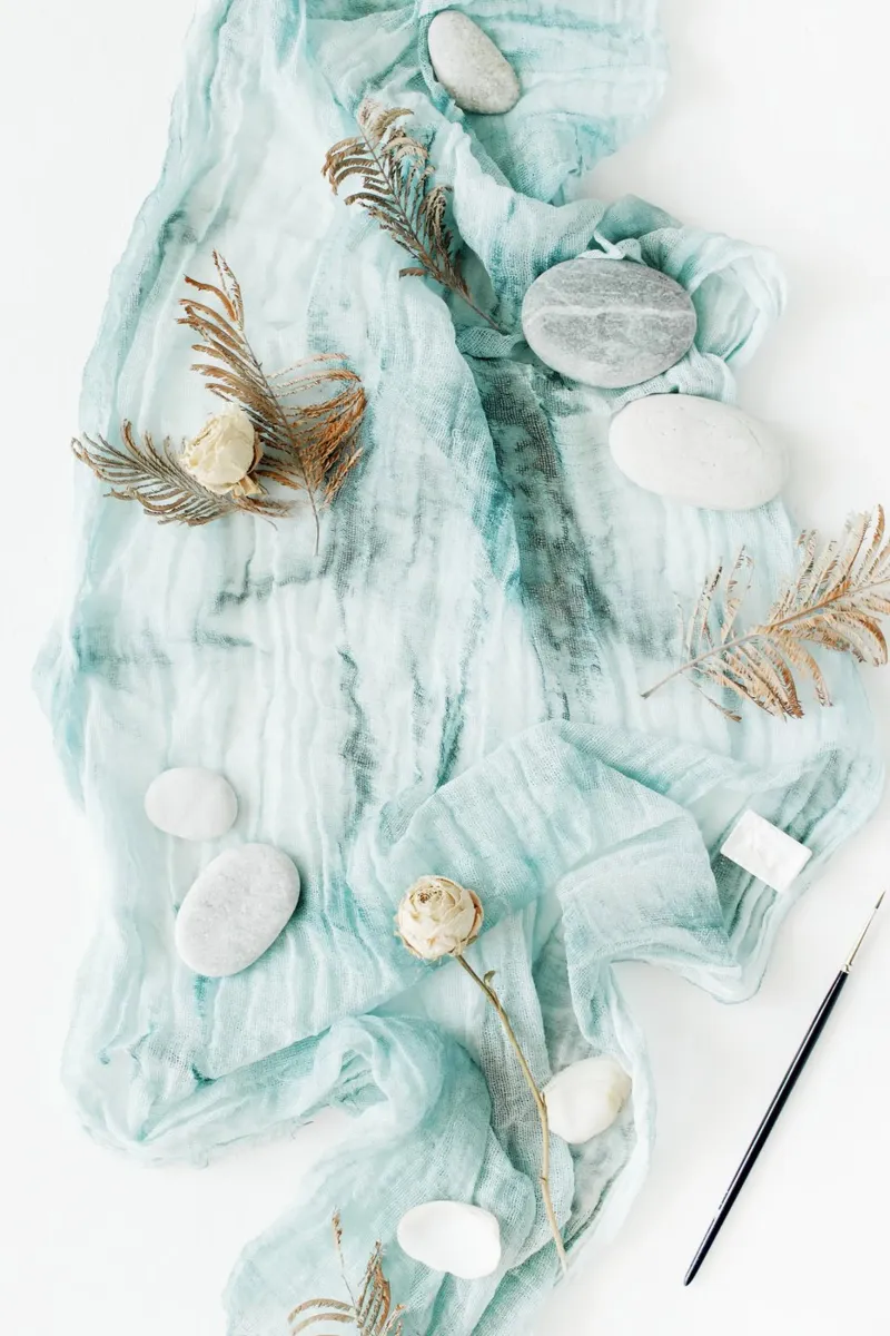 Sussurri blu poster con telaio in alluminio da PhotoVibe Decor