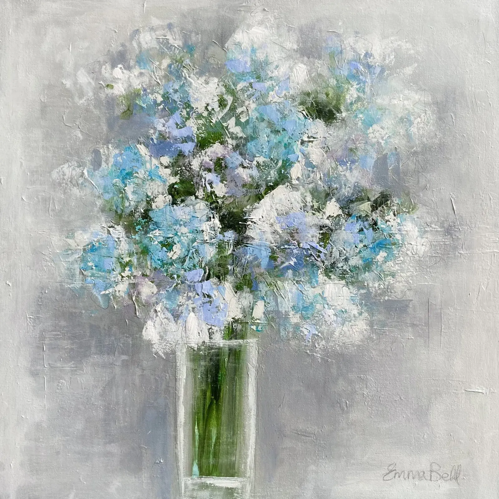 Bouquet di fiori in un vaso di vetro poster con telaio in legno da Emma Bell