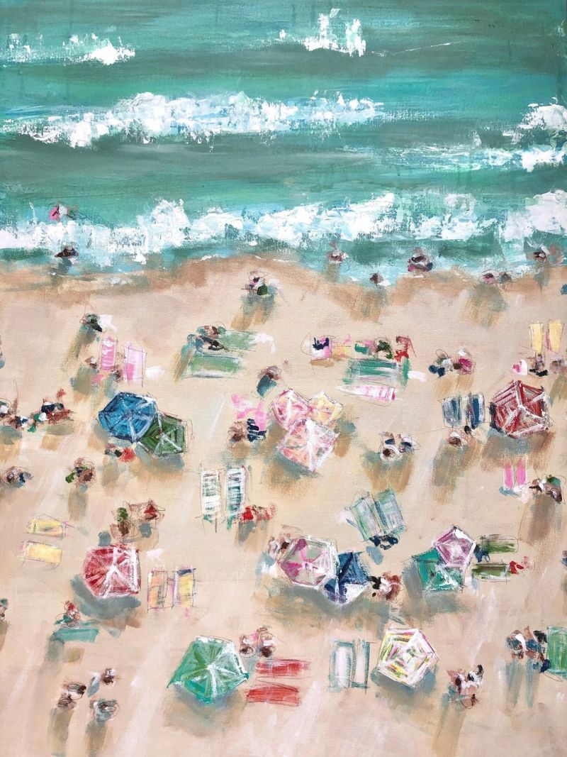 Bunte Regenschirme und Sonnenanbeter an einem Sandstrand Leinwand von Emma Bell