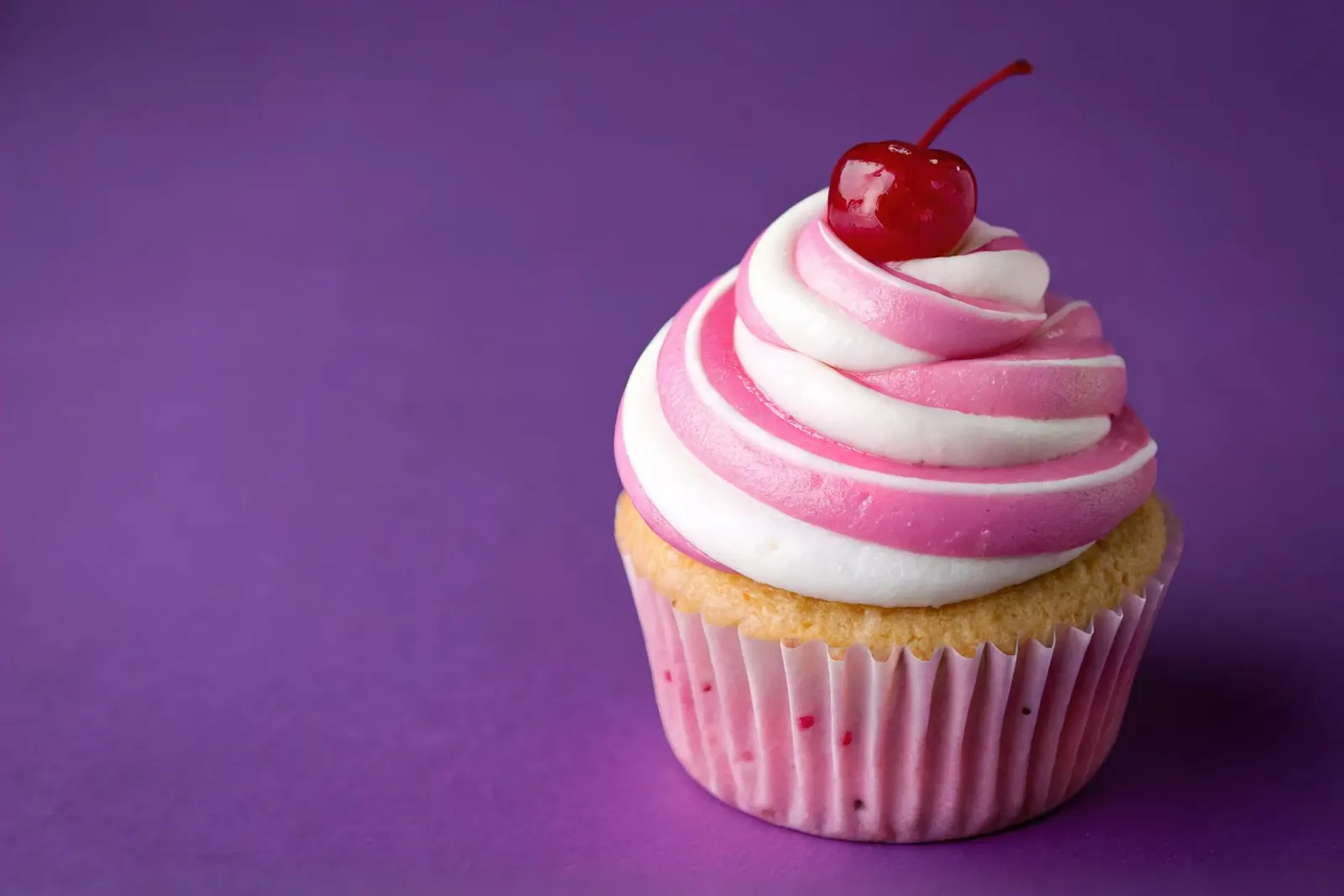 Cupcake con ciliegia su sfondo viola pellicola backlit da 🥩 The tasty wall