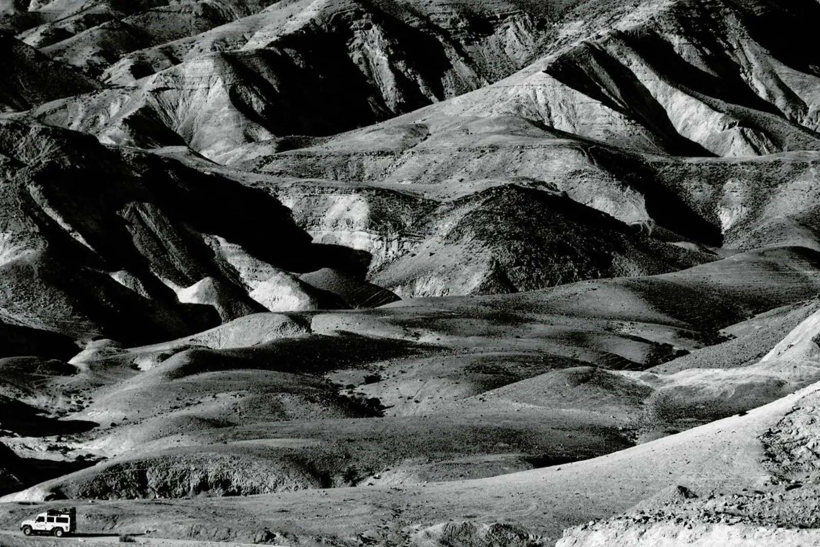 Driving across the Judean Desert pellicola backlit da Tal Paz-Fridman