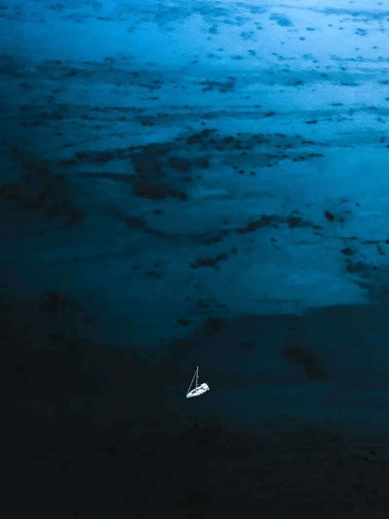 Echoes in Blue pellicola backlit da somewhere.soul.escape