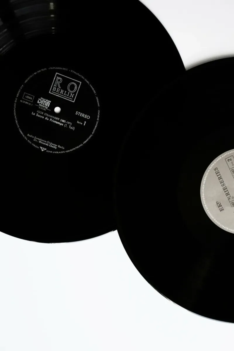 The Simple Beauty Of Music And Records pellicola backlit da Studio Nahili