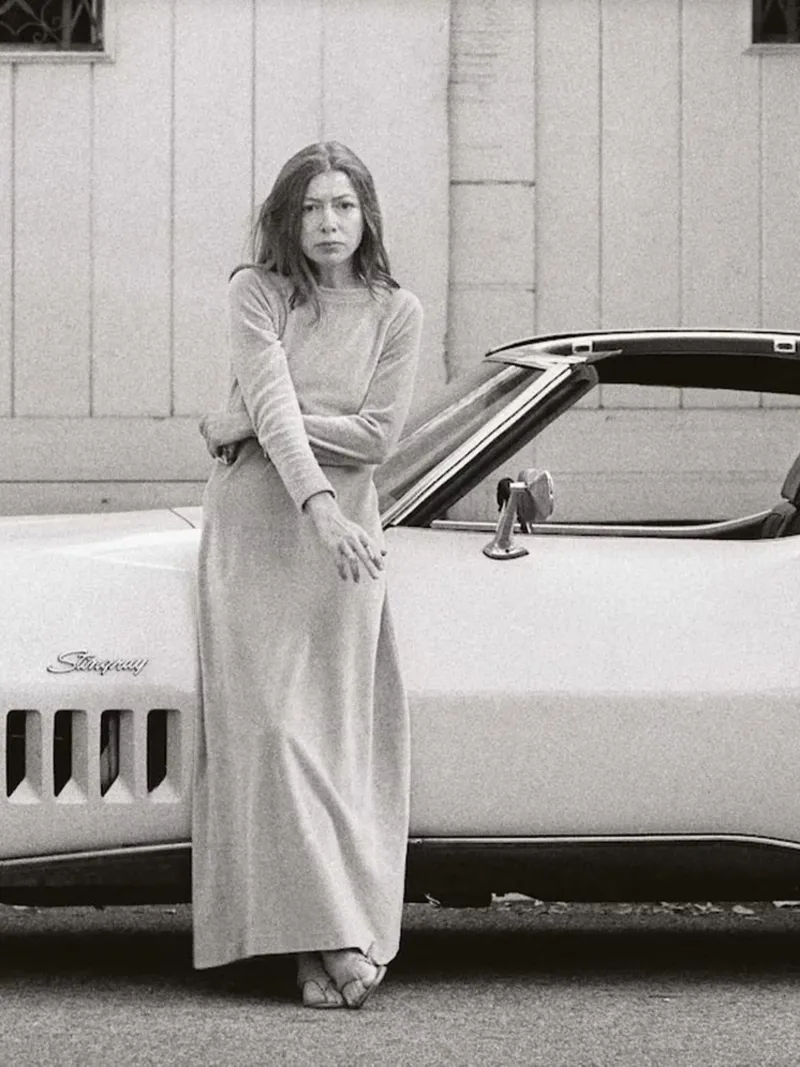 Joan Didion devant sa Stingray jaune hahnemühle de Black And White