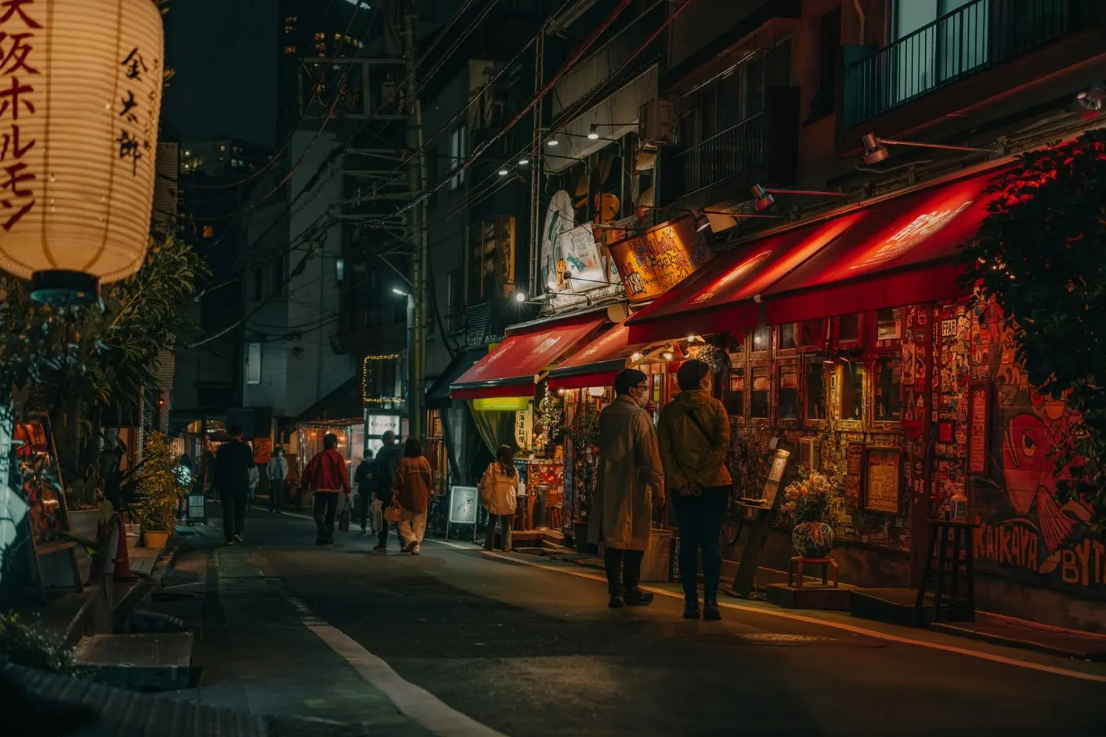 Scena notturna di Tokyo pellicola backlit da Marcel Bisig