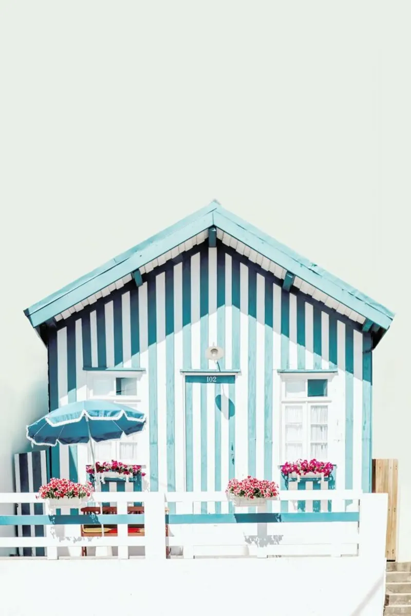Casa sulla spiaggia a strisce blu pastello poster con telaio in legno da Ingrid Beddoes