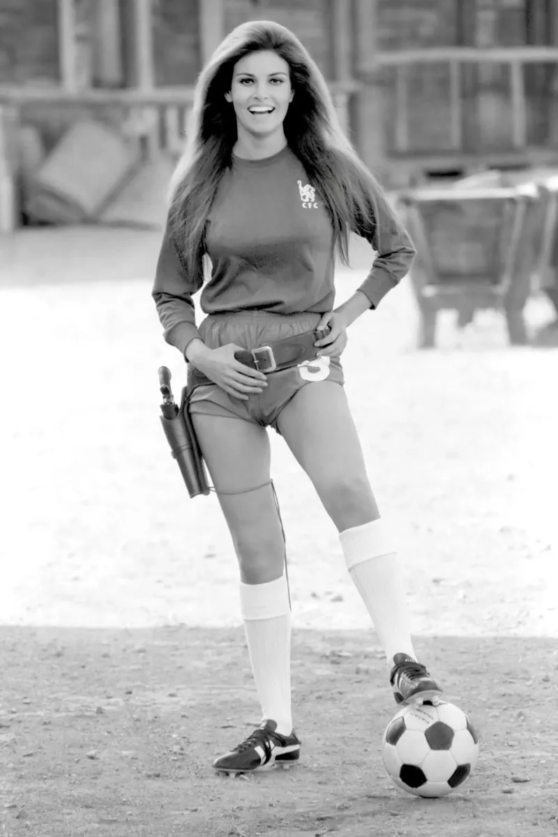 Con indosso il kit del Chelsea FC, 1971 poster da Lorraine Mooore