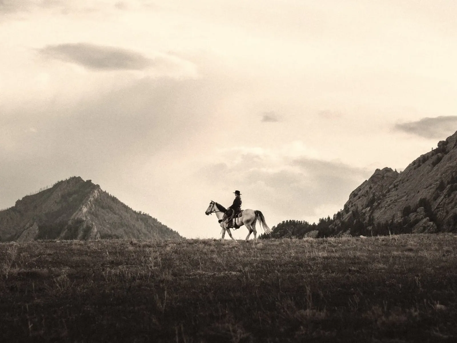 cowboy in collina pellicola backlit da Horsire